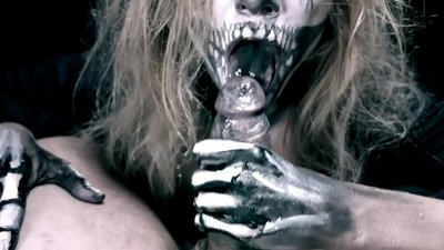 Demon girl zuigt pik met haar zwarte mond en slikt sperma.